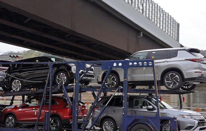 Lô xe Mitsubishi Outlander 2022 được bắt gặp trên đường vận chuyển về đại lý - 1