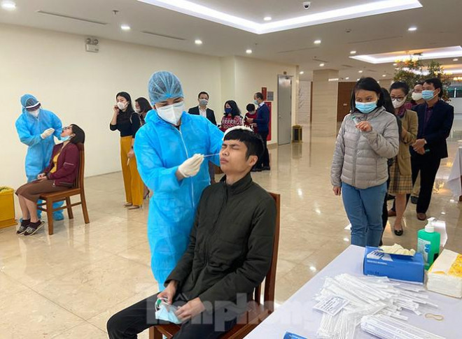 Dân văn phòng xếp hàng lấy mẫu xét nghiệm COVID-19 trong ngày đầu tiên đi làm - 6