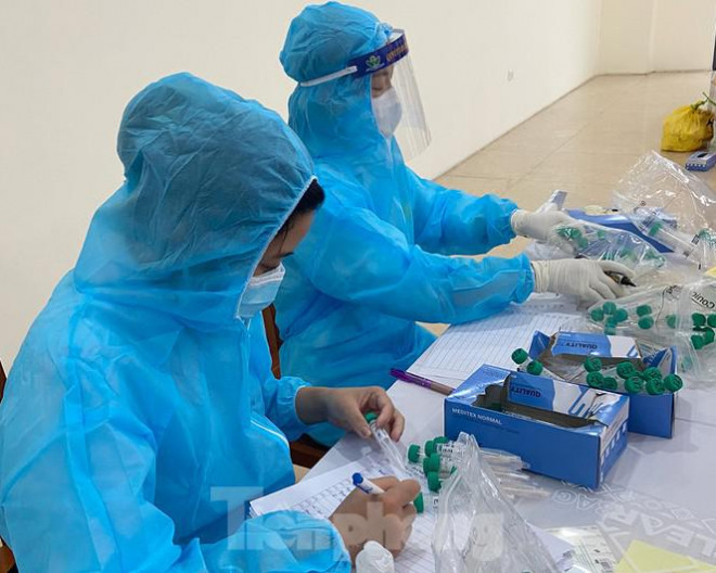 Dân văn phòng xếp hàng lấy mẫu xét nghiệm COVID-19 trong ngày đầu tiên đi làm - 3