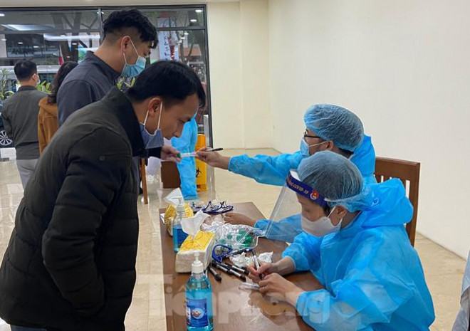 Dân văn phòng xếp hàng lấy mẫu xét nghiệm COVID-19 trong ngày đầu tiên đi làm - 2