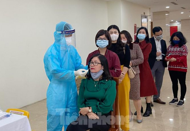 Dân văn phòng xếp hàng lấy mẫu xét nghiệm COVID-19 trong ngày đầu tiên đi làm - 5