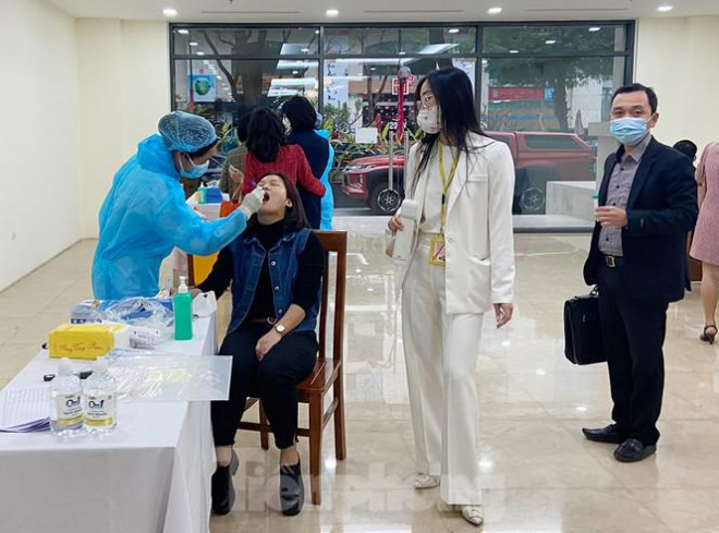 Dân văn phòng xếp hàng lấy mẫu xét nghiệm COVID-19 trong ngày đầu tiên đi làm - 7