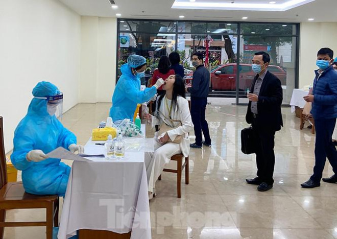 Dân văn phòng xếp hàng lấy mẫu xét nghiệm COVID-19 trong ngày đầu tiên đi làm - 8