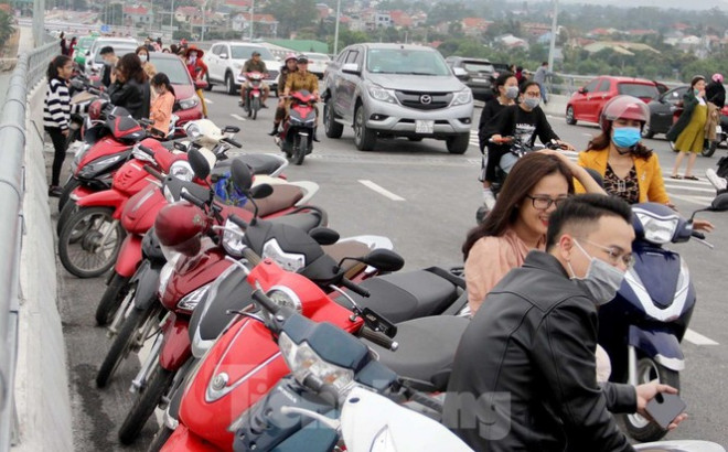 Bất chấp nguy hiểm, người dân đu dây văng trên cầu 950 tỷ đồng để chụp ảnh - 5