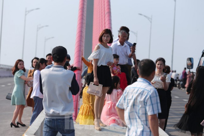 Bất chấp nguy hiểm, người dân đu dây văng trên cầu 950 tỷ đồng để chụp ảnh - 2