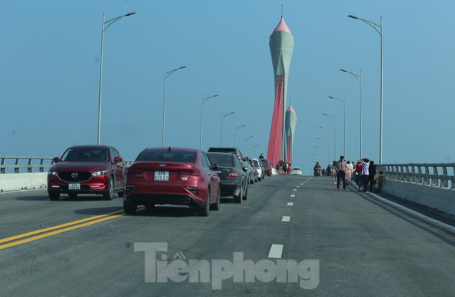 Bất chấp nguy hiểm, người dân đu dây văng trên cầu 950 tỷ đồng để chụp ảnh - 4