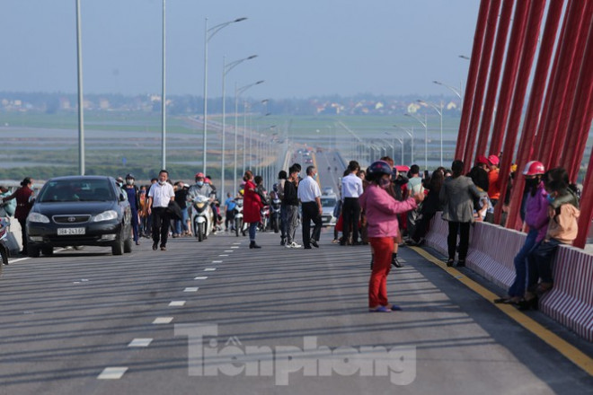 Bất chấp nguy hiểm, người dân đu dây văng trên cầu 950 tỷ đồng để chụp ảnh - 3