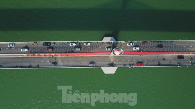 Bất chấp nguy hiểm, người dân đu dây văng trên cầu 950 tỷ đồng để chụp ảnh - 10