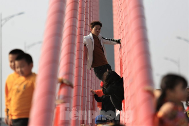 Bất chấp nguy hiểm, người dân đu dây văng trên cầu 950 tỷ đồng để chụp ảnh - 8