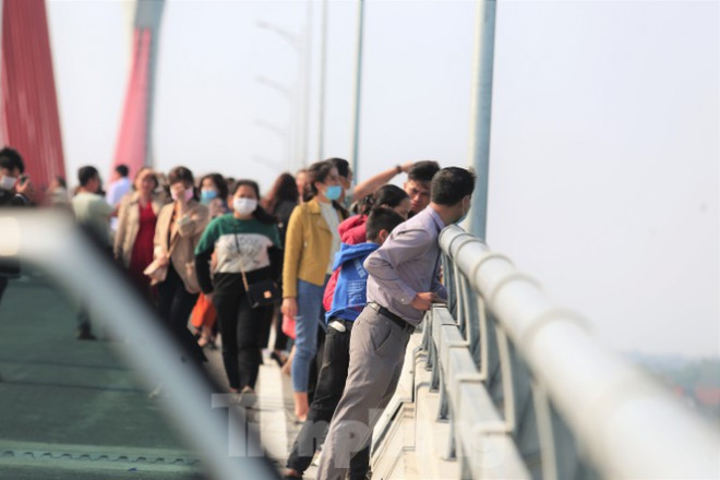 Bất chấp nguy hiểm, người dân đu dây văng trên cầu 950 tỷ đồng để chụp ảnh - 9