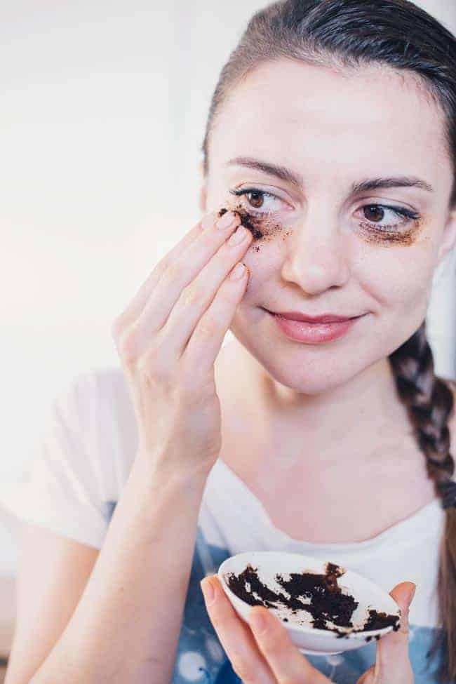 Trị từ quầng thâm tới bọng mắt sưng to, 3 cách này giúp cửa sổ tâm hồn thêm tươi tắn - 2