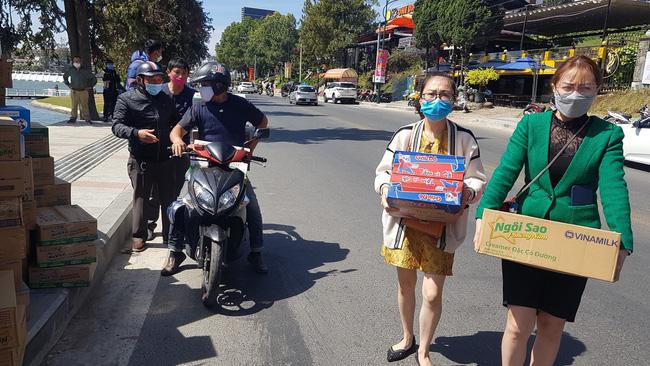 Chỉ trong vài tiếng, ông Đoàn Ngọc Hải đã kêu gọi được hàng trăm thùng sữa cho trẻ em vùng cao - 2