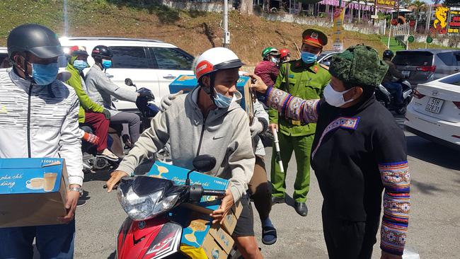 Chỉ trong vài tiếng, ông Đoàn Ngọc Hải đã kêu gọi được hàng trăm thùng sữa cho trẻ em vùng cao - 3