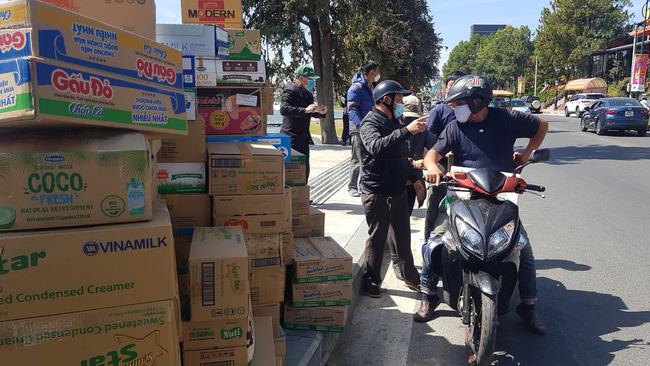 Chỉ trong vài tiếng, ông Đoàn Ngọc Hải đã kêu gọi được hàng trăm thùng sữa cho trẻ em vùng cao - 4