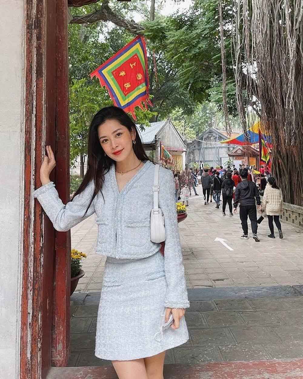 Chi Pu, Minh Tú bị chỉ trích diện trang phục không phù hợp khi đi lễ chùa - 1