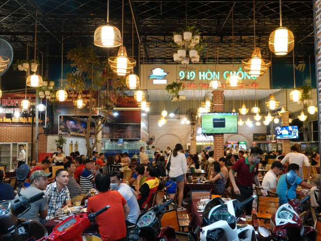 Trong đêm, lãnh đạo TP HCM bất ngờ thị sát phòng, chống dịch Covid-19 tại quán ăn - 2