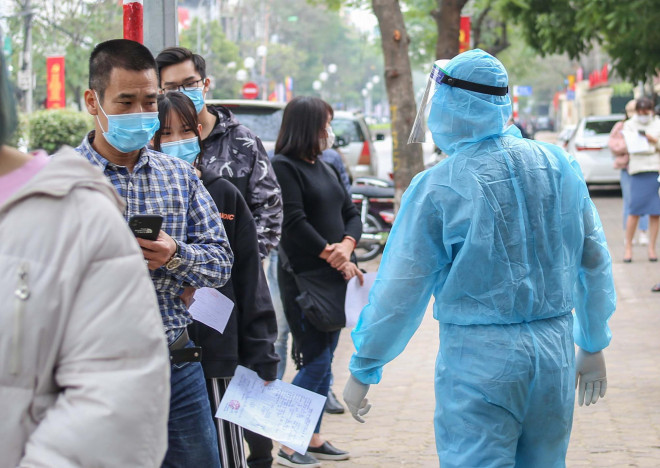 CLIP: Hàng trăm người dân từ Hải Dương về được lấy mẫu xét nghiệm Covid-19 - 4