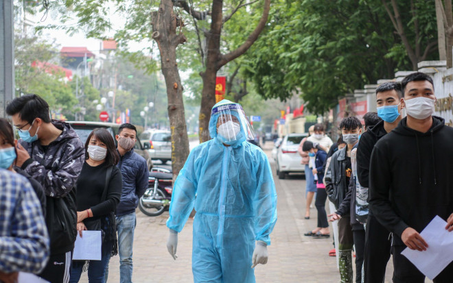 CLIP: Hàng trăm người dân từ Hải Dương về được lấy mẫu xét nghiệm Covid-19 - 3