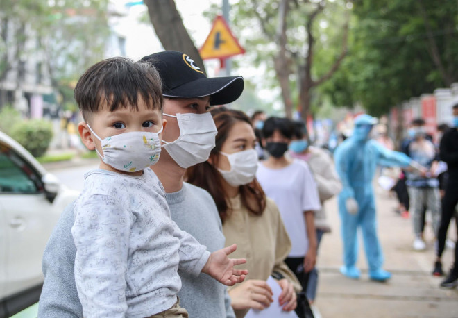 CLIP: Hàng trăm người dân từ Hải Dương về được lấy mẫu xét nghiệm Covid-19 - 5