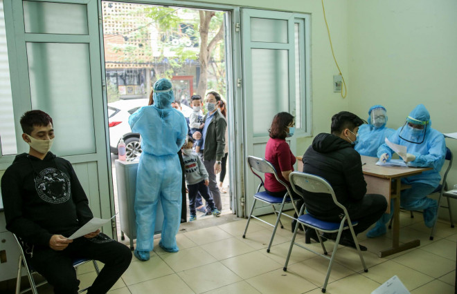 CLIP: Hàng trăm người dân từ Hải Dương về được lấy mẫu xét nghiệm Covid-19 - 8