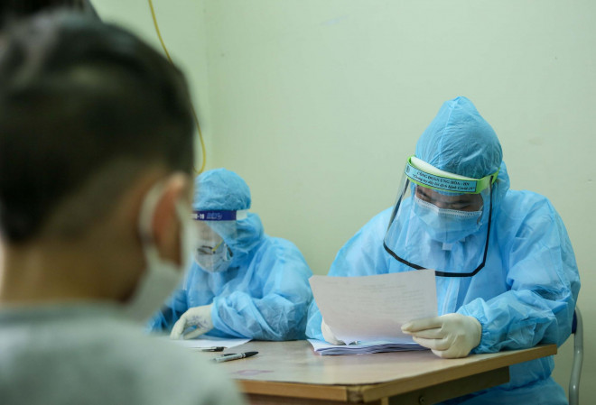 CLIP: Hàng trăm người dân từ Hải Dương về được lấy mẫu xét nghiệm Covid-19 - 11