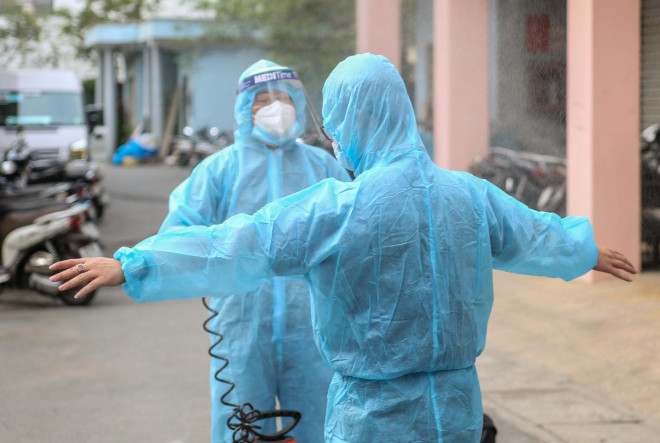 CLIP: Hàng trăm người dân từ Hải Dương về được lấy mẫu xét nghiệm Covid-19 - 16