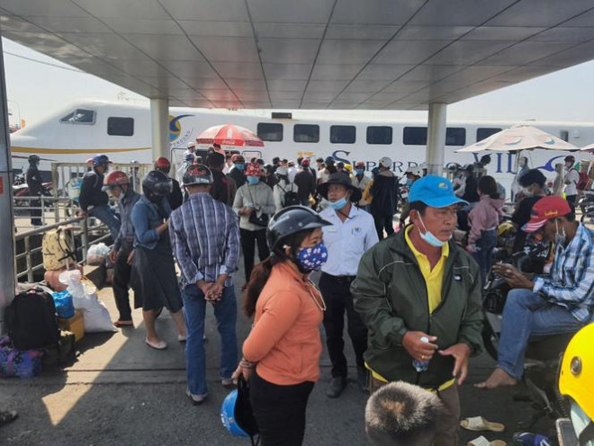 Dòng người chen chân ra đảo Phú Quốc, cảng Rạch Giá quá tải - 3