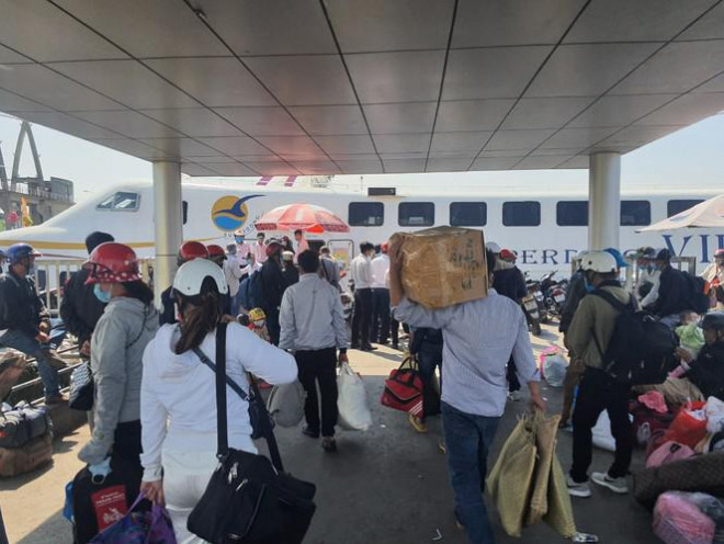 Dòng người chen chân ra đảo Phú Quốc, cảng Rạch Giá quá tải - 4