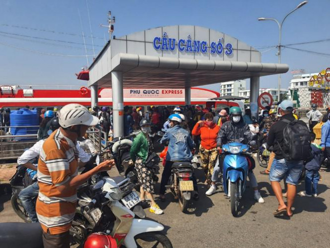 Dòng người chen chân ra đảo Phú Quốc, cảng Rạch Giá quá tải - 5