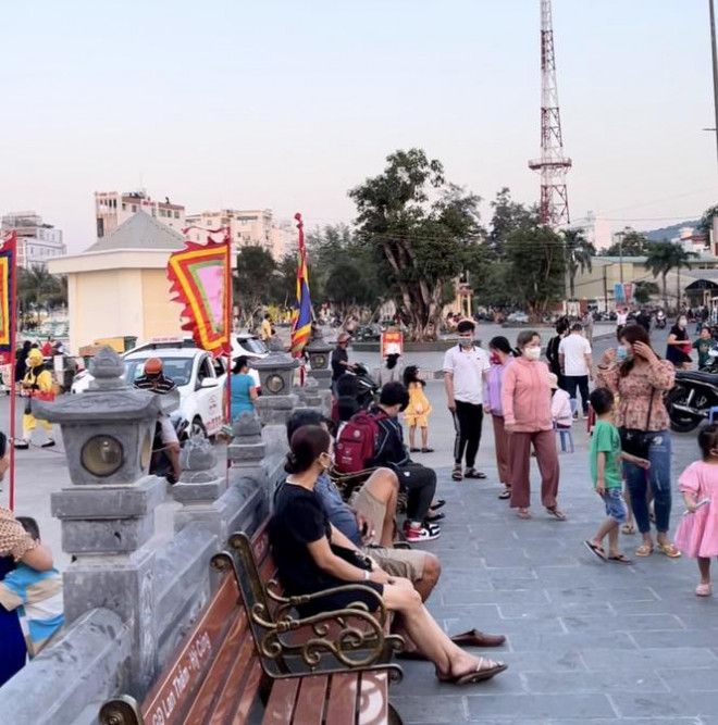 Dòng người chen chân ra đảo Phú Quốc, cảng Rạch Giá quá tải - 10