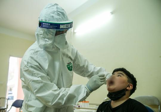 CLIP: Hàng trăm người dân từ Hải Dương về được lấy mẫu xét nghiệm Covid-19 - 14