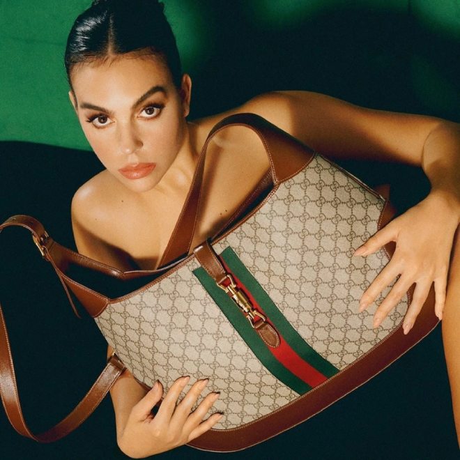 Hết hồn bạn gái hot girl của Ronaldo "quên mặc áo", tạo dáng cực nóng bỏng - 1