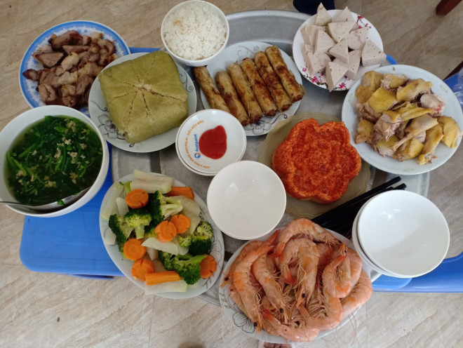 Chị em “hô biến” thức ăn thừa sau Tết thành các món thơm ngon, không lo bị ngán - 1