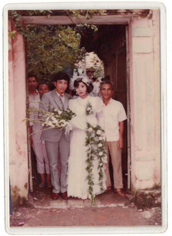 Cô dâu khóc thét, suýt đòi huỷ hôn vì bố bắt cầm thứ này trong lễ cưới - 1