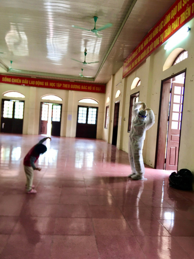 Cẩm Giàng: Nữ y tá cách con 30m trong tâm dịch, nghe tiếng con khóc xé ruột gan mà không thể chạm vào - 4