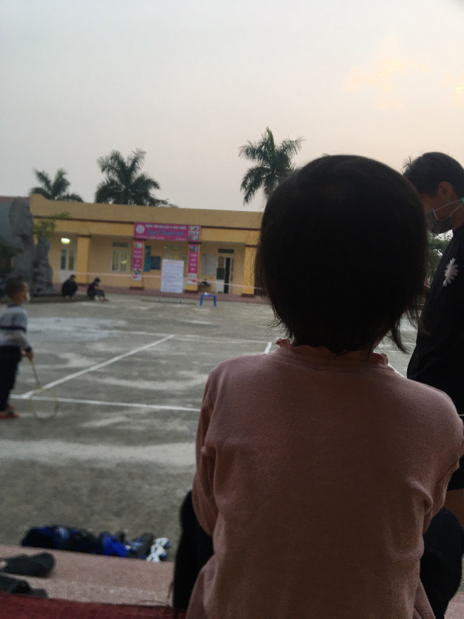 Cẩm Giàng: Nữ y tá cách con 30m trong tâm dịch, nghe tiếng con khóc xé ruột gan mà không thể chạm vào - 10