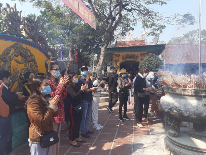 Clip: Hàng ngàn người dân chen chân đi lễ đền Ông Hoàng Mười những ngày đầu năm - 4