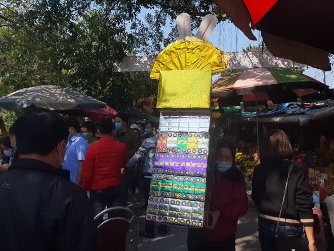 Clip: Hàng ngàn người dân chen chân đi lễ đền Ông Hoàng Mười những ngày đầu năm - 3