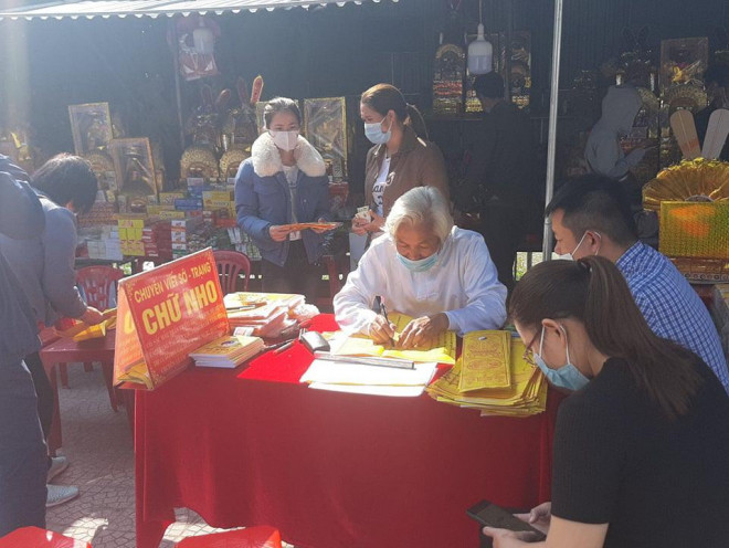 Clip: Hàng ngàn người dân chen chân đi lễ đền Ông Hoàng Mười những ngày đầu năm - 7