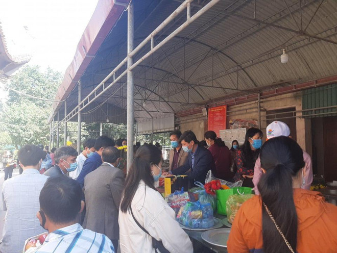 Clip: Hàng ngàn người dân chen chân đi lễ đền Ông Hoàng Mười những ngày đầu năm - 8