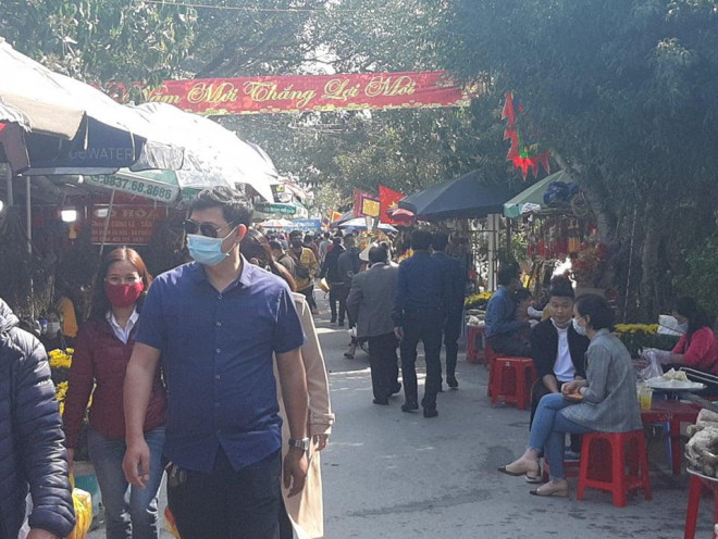 Clip: Hàng ngàn người dân chen chân đi lễ đền Ông Hoàng Mười những ngày đầu năm - 5