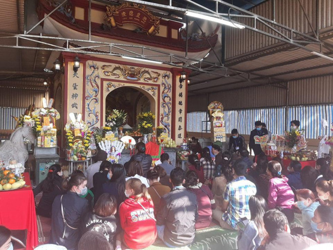 Clip: Hàng ngàn người dân chen chân đi lễ đền Ông Hoàng Mười những ngày đầu năm - 9