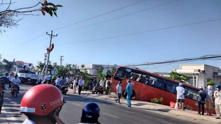 Xe đưa rước công nhân lao vào trụ điện trong đêm, 1 người chết, 1 người bị thương - 1