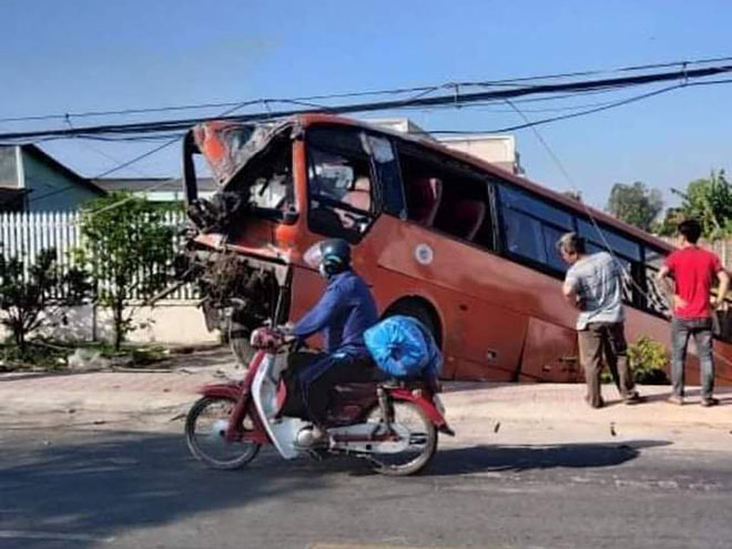 Xe đưa rước công nhân lao vào trụ điện trong đêm, 1 người chết, 1 người bị thương - 2