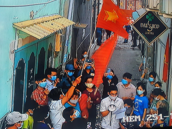 Chuyện chưa kể ở con hẻm vừa gỡ phong tỏa: "Đêm nay, chúng tôi được ăn Tết" - 7