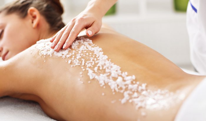 6 bí quyết giúp bạn hết mụn lưng, da láng mịn mặc áo váy nào cũng xinh - 3