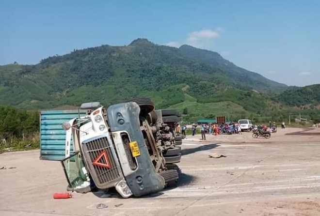 Xe container lật, đè chết 2 người đi đường - 1