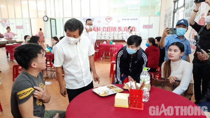 Cận cảnh 30' phục vụ quán cơm, ông Đoàn Ngọc Hải được trả "lương khủng" - 10