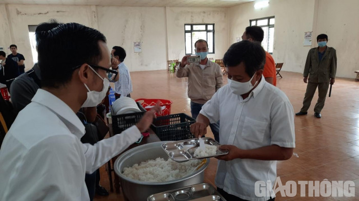 Cận cảnh 30' phục vụ quán cơm, ông Đoàn Ngọc Hải được trả "lương khủng" - 5