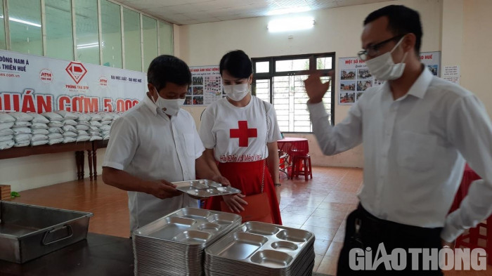 Cận cảnh 30' phục vụ quán cơm, ông Đoàn Ngọc Hải được trả "lương khủng" - 6